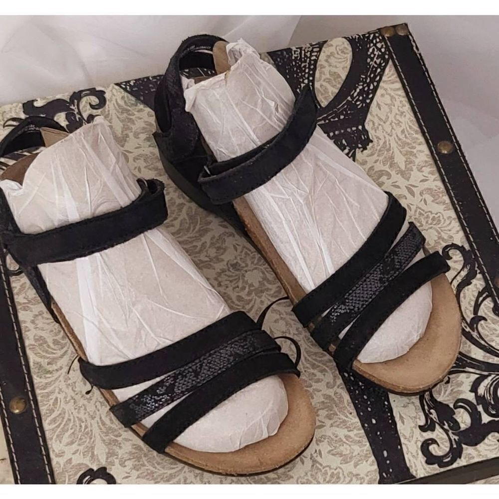 Munro sandals